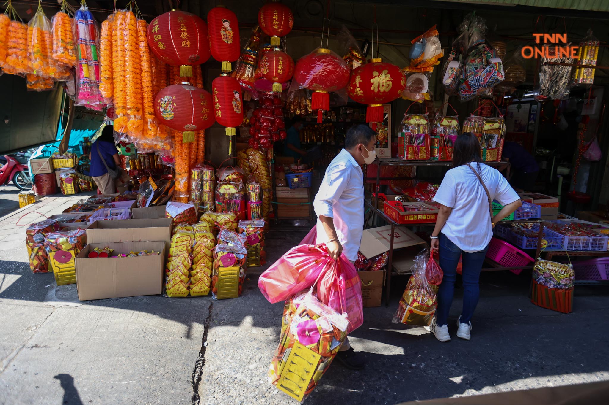 วันจ่ายเยาวราชคึกคัก ชาวไทยเชื้อสายจีนเลือกซื้อของไหว้ตรุษจีน
