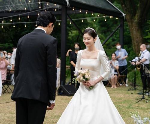 สุดชื่นมื่น! จางนารา สวมชุดเจ้าสาวเข้าพิธีวิวาห์ในบรรยากาศสุดโรแมนติก