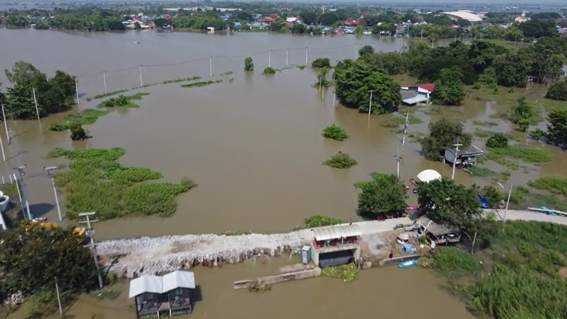 สรุปสถานการณ์ เขื่อนเจ้าพระยา 20 ต.ค. ระบายน้ำลดลง-แต่เหนือเขื่อนยังอ่วม