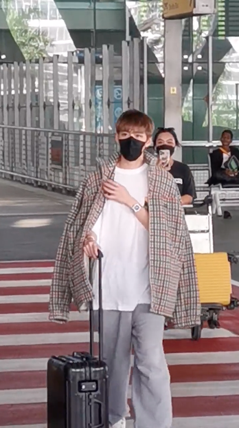 ‘พีพี กฤษฏ์ - คิมแจจุง’!! ลัดฟ้าถึงไทยวันเดียวกัน แฟนคลับแห่ต้อนรับ (มีคลิป)