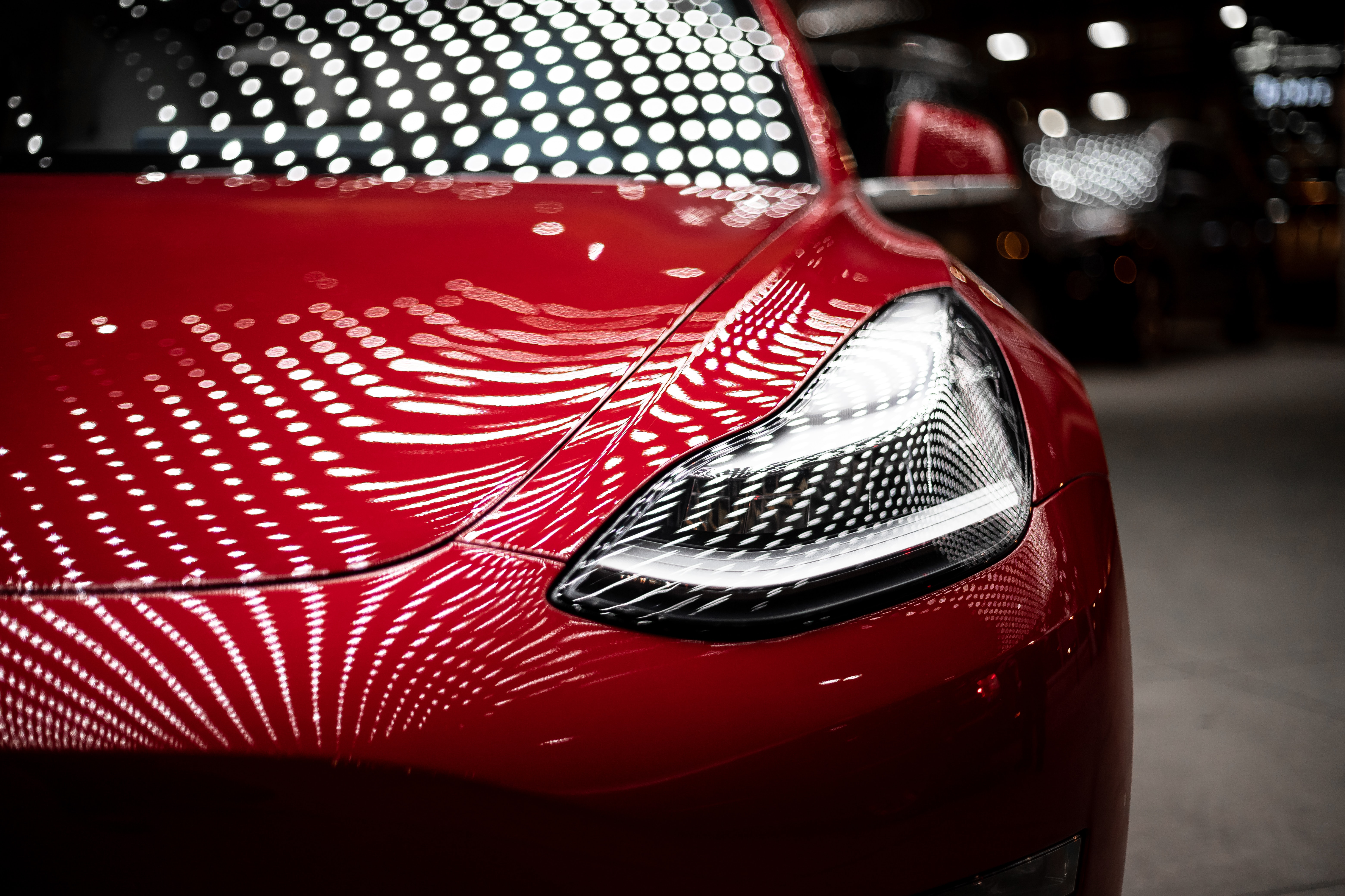 สาวจีนเดือด! ปีนขึ้นรถ Tesla กลางงานออโต้โชว์ ประท้วงเหตุเบรกไม่ยอมทำงาน!
