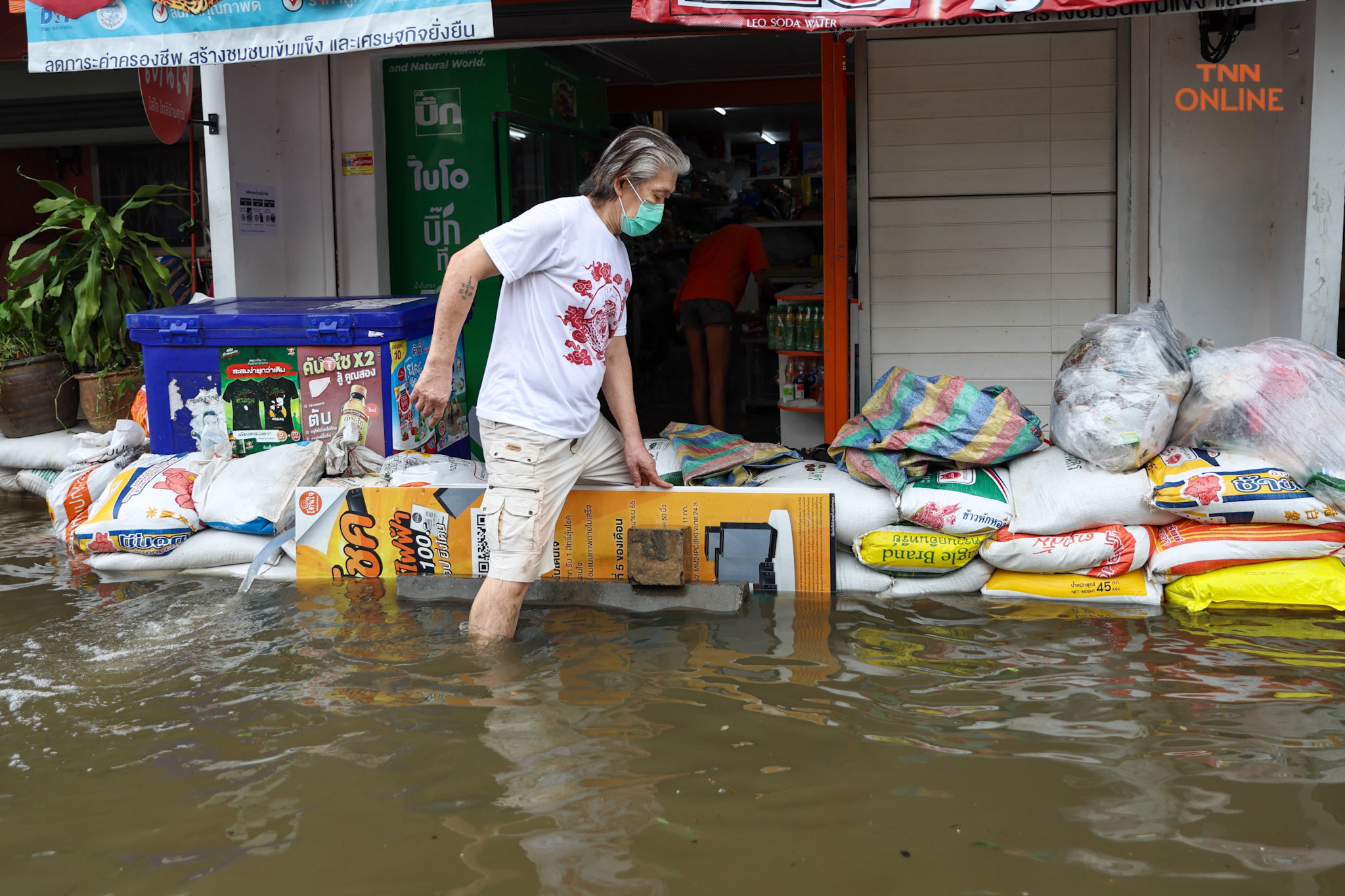 ลาดกระบังยังอ่วม น้ำท่วมขังติดต่อกันวันที่ 5 ลาดกระบังยังอ่วม น้ำท่วมขังติดต่อกันวันที่ 5