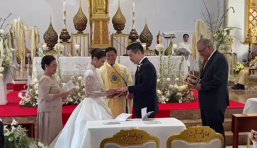 “ปาย สิตางศุ์” ควงแขนแฟนหนุ่ม “นิก ธนิก” ลั่นระฆังวิวาห์