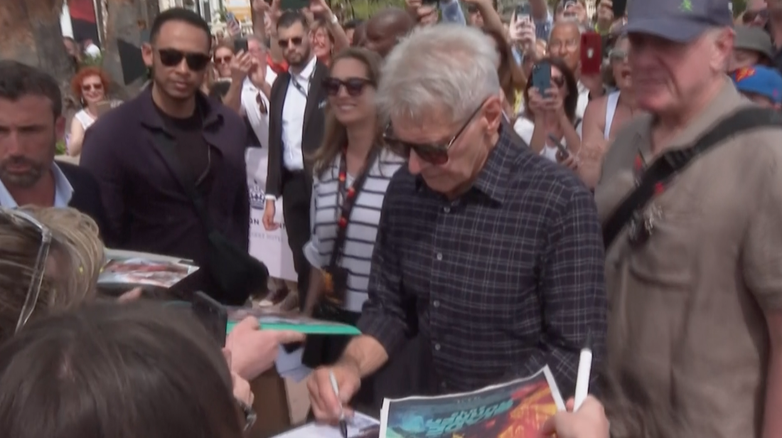 แฟนๆ รุมล้อม!! 'แฮร์ริสัน ฟอร์ด' วัย 80 ปี พา Indiana Jones ภาคจบ เปิดตัวที่คานส์ แฟนๆ รุมล้อม!! 'แฮร์ริสัน ฟอร์ด' วัย 80 ปี พา Indiana Jones ภาคจบ เปิดตัวที่คานส์