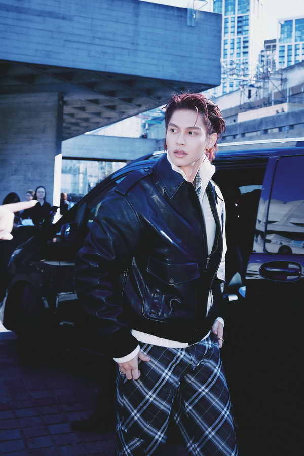 ไบร์ท วชิรวิชญ์ อวดลุคใหม่! นั่งฟรอนต์โรว์ชม Burberry Summer 2025 ที่ลอนดอน ไบร์ท วชิรวิชญ์ อวดลุคใหม่! นั่งฟรอนต์โรว์ชม Burberry Summer 2025 ที่ลอนดอน