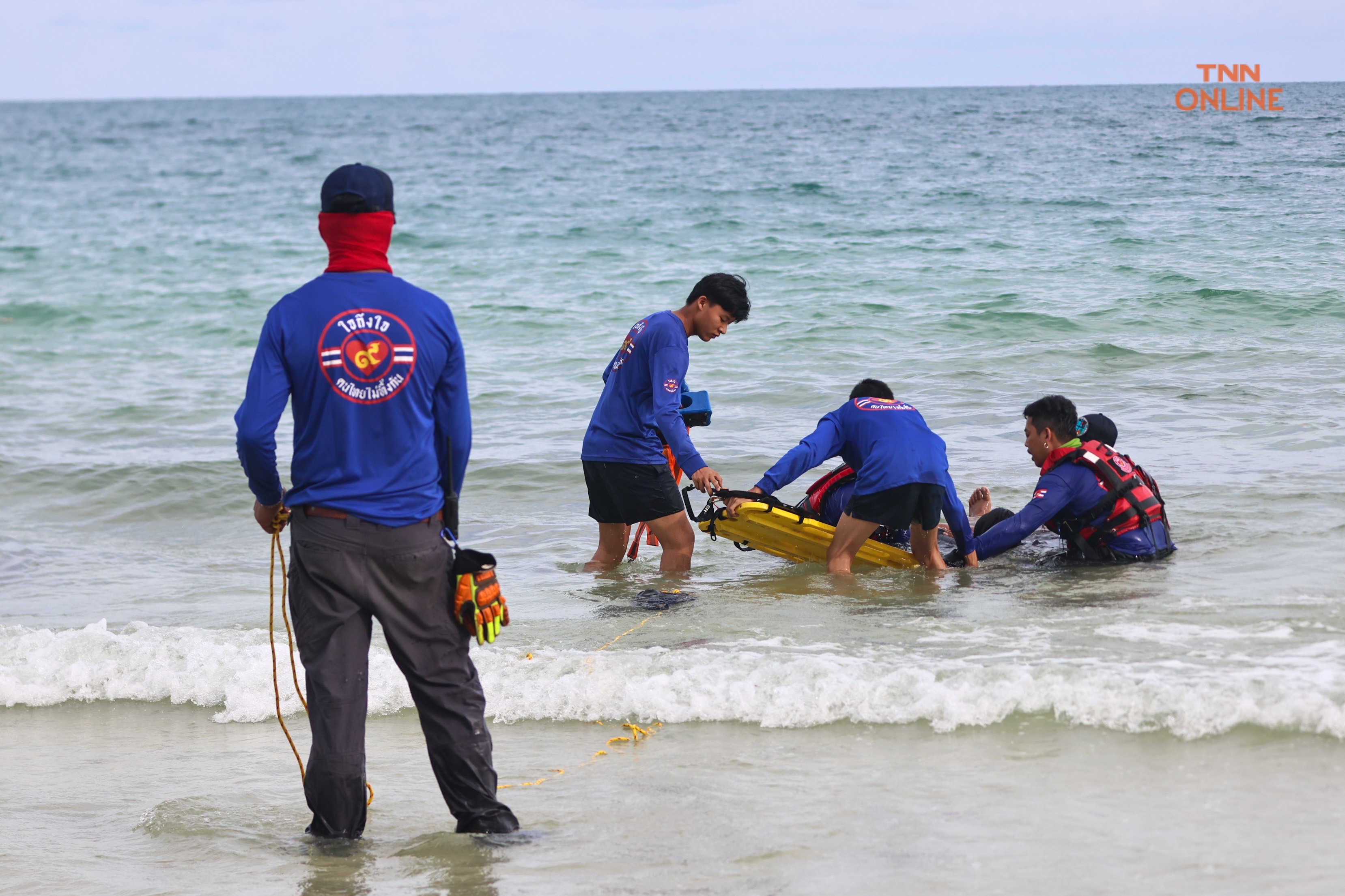 ประมวลภาพ ทร. ร่วมกับ หน่วยกู้ภัยใจถึงใจคนไทยไม่ทิ้งกัน นำโดยเล็กฝันเด่นจำลองสถานการณ์ช่วยเหลือผู้ประสบภัยทางทะเล