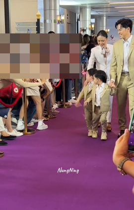 ดราม่า! แฟนคลับพุ่งจับมือ น้องธีร์ ลูกชาย บีม กวี ตกใจจนสะบัดมือทิ้ง ดราม่า! แฟนคลับพุ่งจับมือ น้องธีร์ ลูกชาย บีม กวี ตกใจจนสะบัดมือทิ้ง