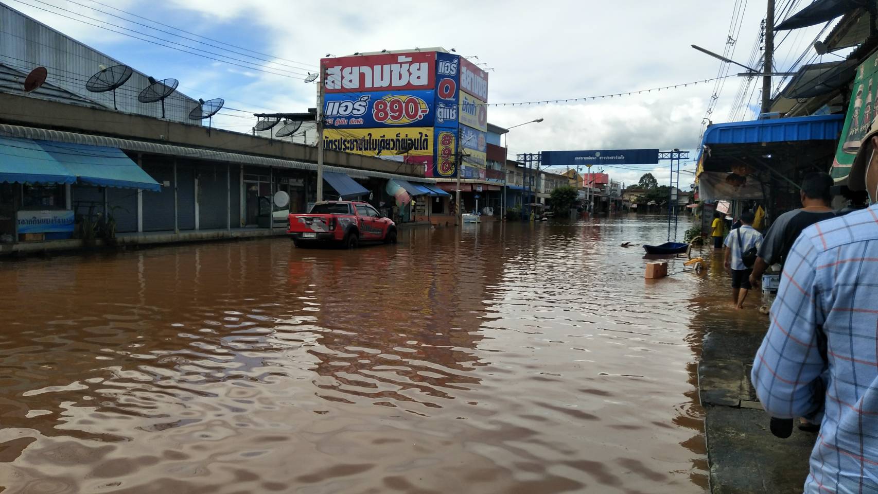 เปิดภาพน้ำท่วมโคราชบางจุดสูงกว่า 1 เมตร อำเภอชุมพวงหนักสุดในรอบ 12 ปี