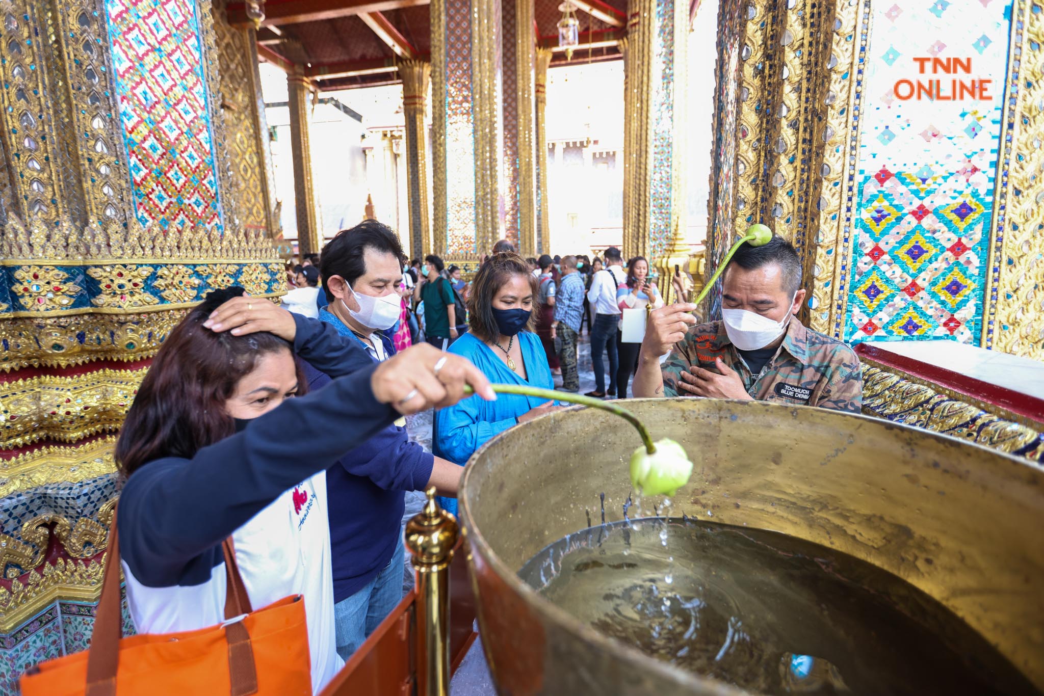  ล้นวัดพระแก้ว นักท่องเที่ยวแห่ขอพรปีใหม่