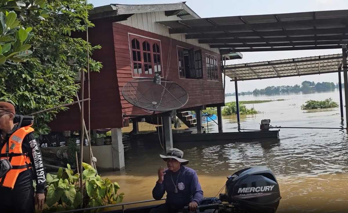 ชาวบ้านระหันติดเกาะกลางน้ำท่วมสูง ชาวบ้านระหันติดเกาะกลางน้ำท่วมสูง