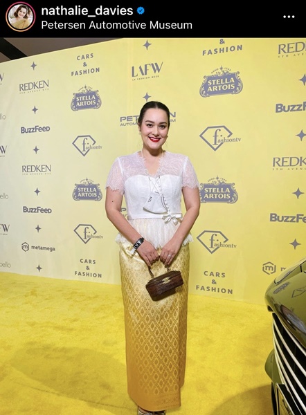 นาตาลี เดวิส ใส่ชุดผ้าไทยออกงาน LA Fashion week 