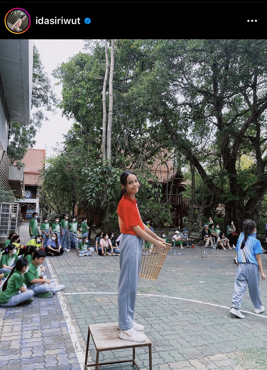 โมเมนต์ความสุข แอมมี่ the bottom blue ร่วมเฟรม ไอด้า ไอรดา หลังเชียร์ลูกสาวในงานกีฬาสีโรงเรียน