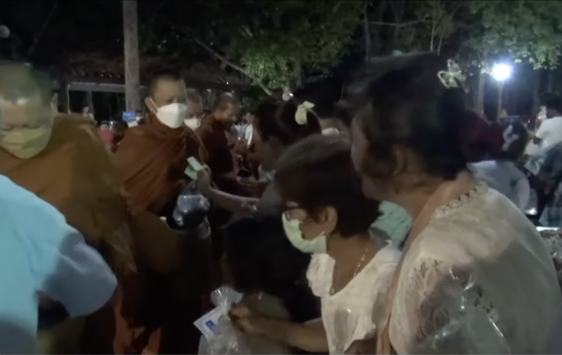 ประเพณีให้ทานไฟวัดภูเขาล้อม หนึ่งเดียวในสงขลา ประเพณีให้ทานไฟวัดภูเขาล้อม หนึ่งเดียวในสงขลา