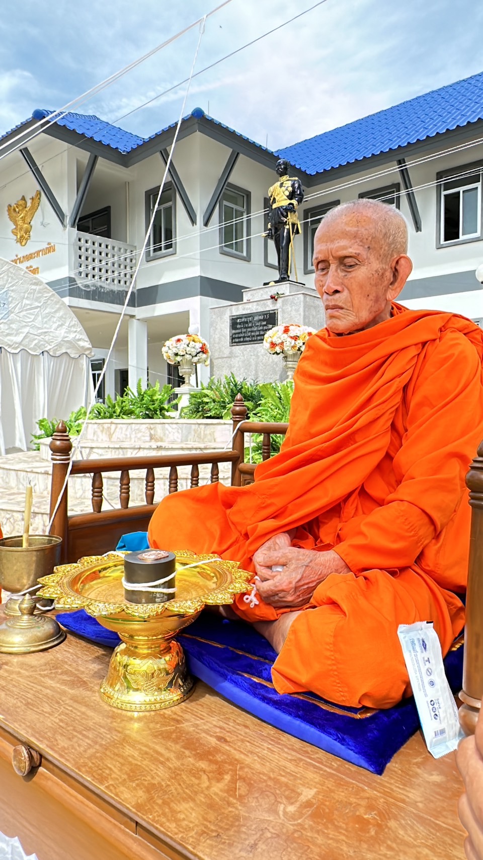วัดแตก! ผู้คนแห่จองวัตถุมงคลที่ระลึกครบ 8 รอบ 96 ปีหลวงปู่นวล วัดหนองจอก วัดแตก! ผู้คนแห่จองวัตถุมงคลที่ระลึกครบ 8 รอบ 96 ปีหลวงปู่นวล วัดหนองจอก
