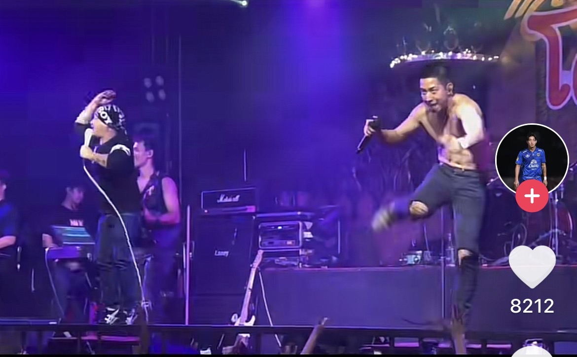 โตโน่ ขึ้นเวทีร้องเพลง เต้นจัดเต็มคาราเบล โตโน่ ขึ้นเวทีร้องเพลง เต้นจัดเต็มคาราเบล