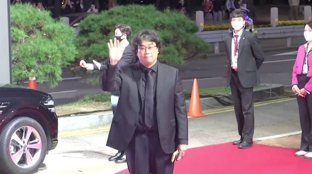 เปิดฉากเทศกาลหนังพูซาน!! ซงจุงกิ - ฮันโซฮี นำทัพสตาร์ดังเดินพรมแดง