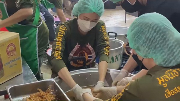 ทับทิม อัญรินทร์ จูงมือคุณแม่ ทําอาหารส่งให้ทีมแพทย์ (มีคลิป) ทับทิม อัญรินทร์ จูงมือคุณแม่ ทําอาหารส่งให้ทีมแพทย์ (มีคลิป)
