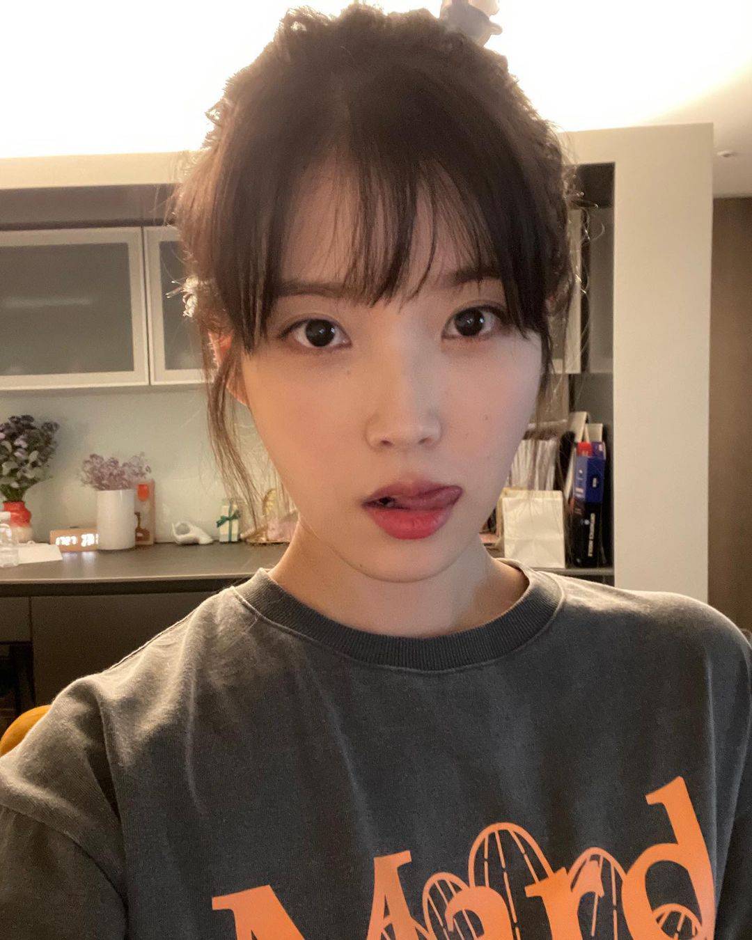 ชาวเน็ตคาดว่า IU น่าจะกำลังมีความรักอยู่ในขณะนี้