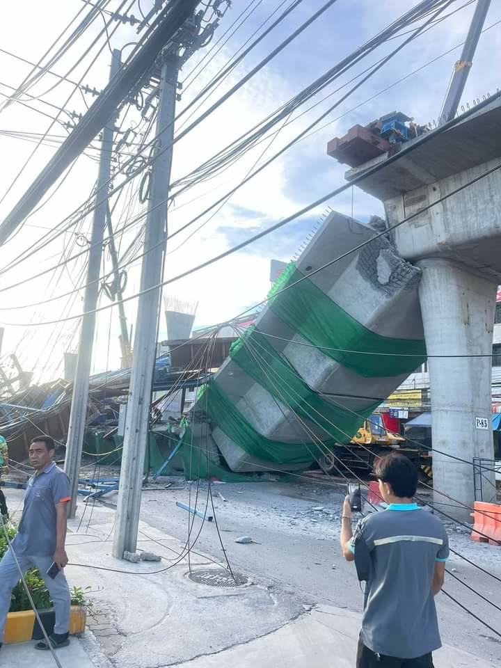 คลิปวินาที! คานสะพานย่านลาดกระบังทรุดตัวพังถล่ม ล่าสุดพบผู้เสียชีวิต 2 ราย คลิปวินาที! คานสะพานย่านลาดกระบังทรุดตัวพังถล่ม ล่าสุดพบผู้เสียชีวิต 2 ราย