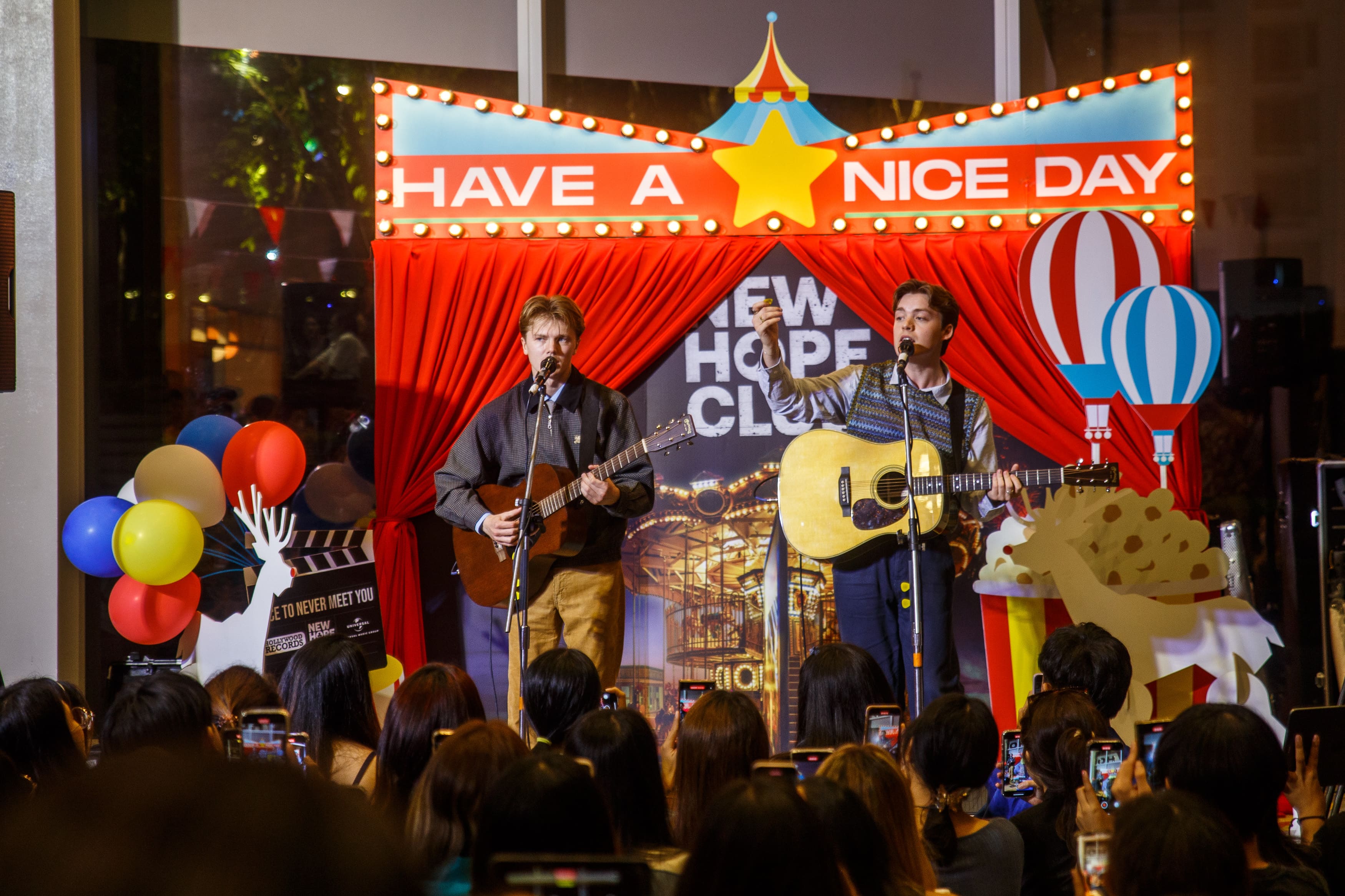 New Hope Club สามหนุ่มจากเกาะอังกฤษ แท็กทีมพระนาง ต่อ-แคร์ ร่วมแถลงข่าวเปิดตัวหนังสั้น Nice To Never Meet You New Hope Club สามหนุ่มจากเกาะอังกฤษ แท็กทีมพระนาง ต่อ-แคร์ ร่วมแถลงข่าวเปิดตัวหนังสั้น Nice To Never Meet You