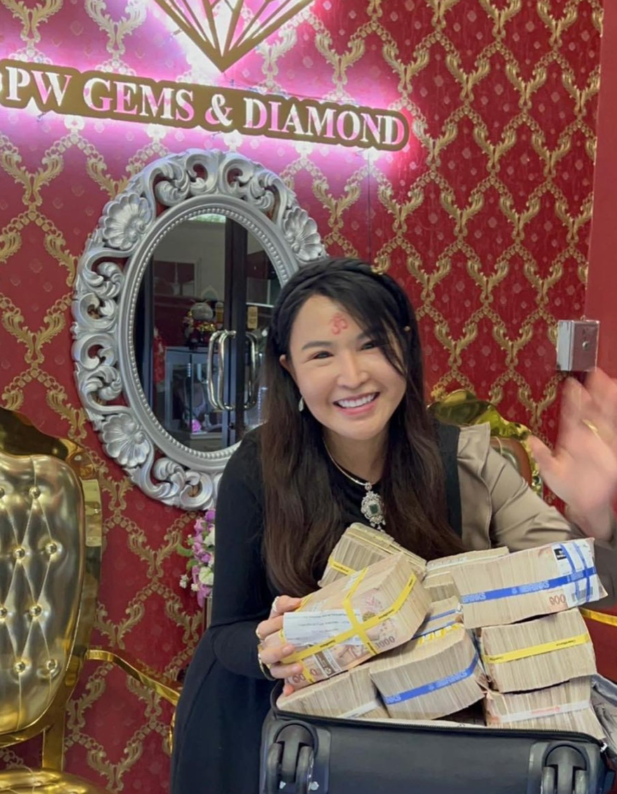 “เพชรพันปี” คือใคร ทำความรู้จักเจ้าของร้านเพชรสายมูดีกรีไม่ธรรมดา “เพชรพันปี” คือใคร ทำความรู้จักเจ้าของร้านเพชรสายมูดีกรีไม่ธรรมดา