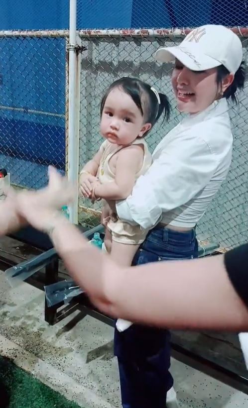 แห่ชื่นชม เจนนี่ รัชนก แก้ไขสถานการณ์ได้ดี หลังแฟนคลับจับแก้ม ยูจิน แต่พี่เลี้ยงปัดมือออก!!