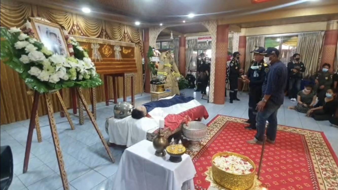 ในหลวง พระราชทาน น้ำหลวงอาบศพ วีรบุรุษนักพจญเพลิง ในหลวง พระราชทาน น้ำหลวงอาบศพ วีรบุรุษนักพจญเพลิง
