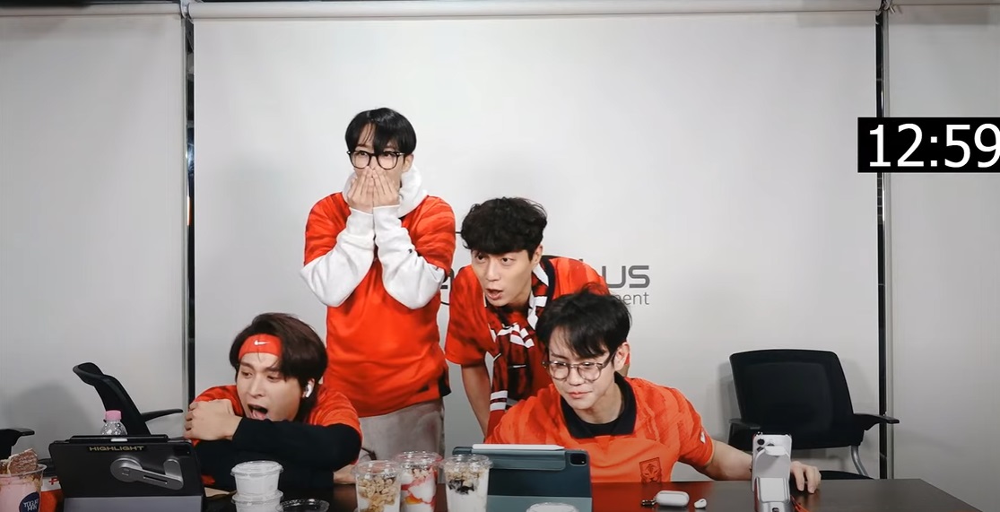 ให้ภาพเล่าเรื่อง! ชมลีลา 4 หนุ่มวง HIGHLIGHT เชียร์ทีมชาติเกาหลีใต้สู้ศึกฟุตบอลโลก ให้ภาพเล่าเรื่อง! ชมลีลา 4 หนุ่มวง HIGHLIGHT เชียร์ทีมชาติเกาหลีใต้สู้ศึกฟุตบอลโลก