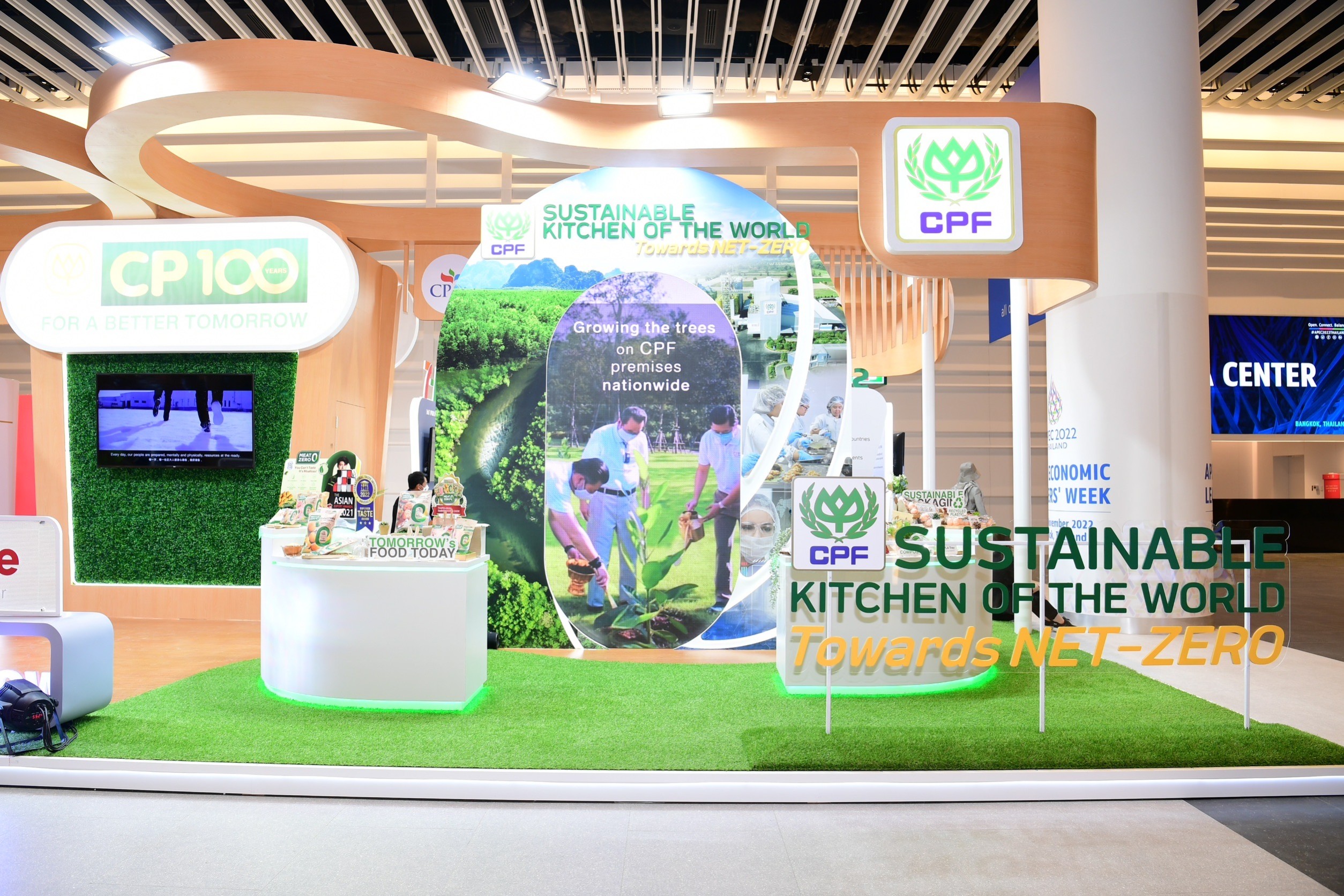 ผู้ว่าฯ กทม. เยี่ยมชมบูธ CP-CPF ในงาน “APEC 2022”