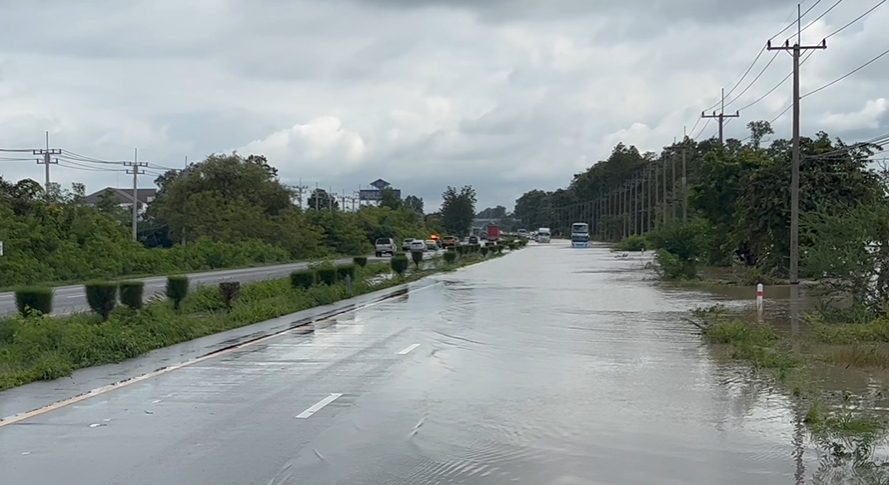 ถ.มิตรภาพ จมน้ำ! หลังเจอฝนตกหนัก รถทัวร์-รถบรรทุก เสียหายหลายคัน 