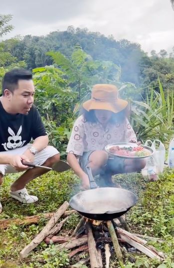 เมนูพิสดาร!! ดีเจภูมิ ทำหมูป่าผัดเผ็ดพิษงูเขียวหางไหม้ ชาวเน็ตหวั่นดราม่า