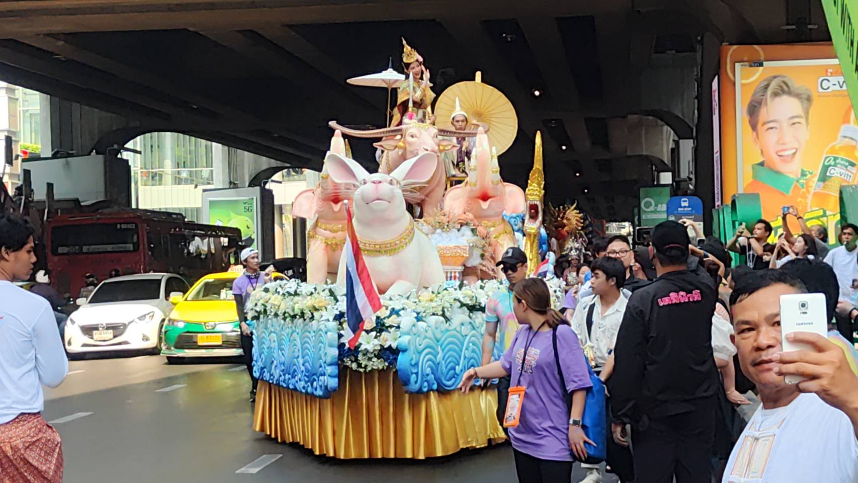 สงกรานต์สยามสุดคึกคัก!! ใบเฟิร์น ร่วมขบวนแห่เป็นนางสงกรานต์ 