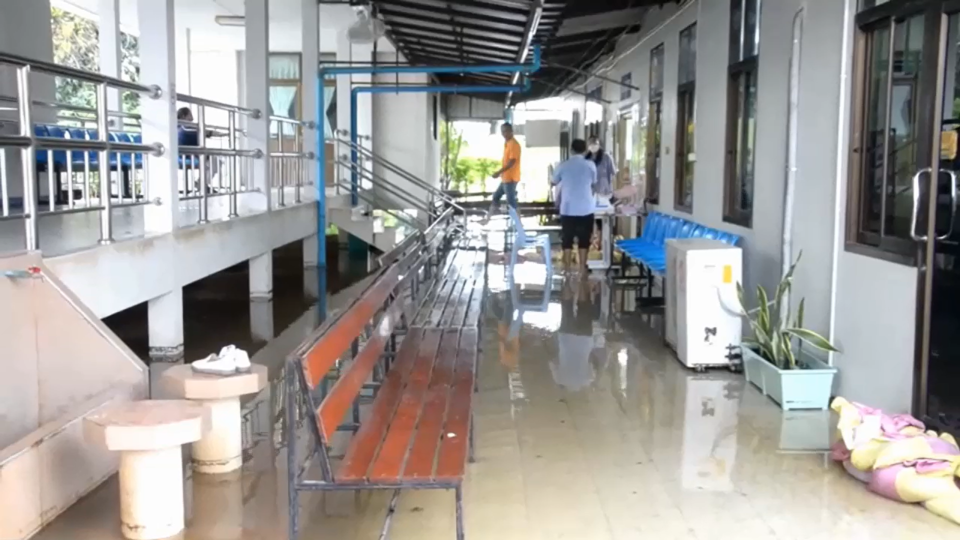 น้ำท่วมนครสวรรค์ ฝนถล่มทั้งวัน น้ำทะลักท่วม โรงพยาบาลตาคลี