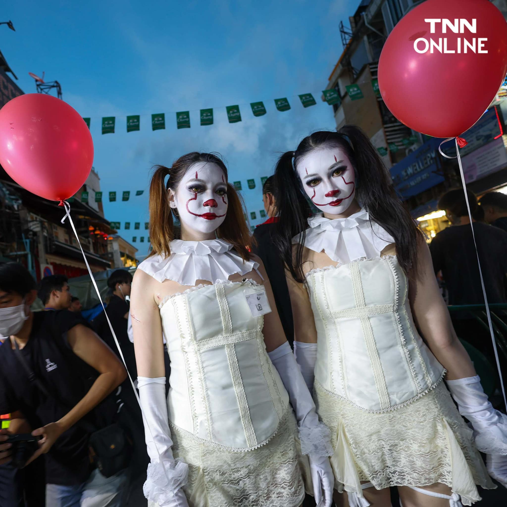 วันฮาโลวีน 2023 ถนนข้าวสารคึกคัก นทท.แต่งชุดแฟนซีจัดเต็มในวันปล่อยผี วันฮาโลวีน 2023 ถนนข้าวสารคึกคัก นทท.แต่งชุดแฟนซีจัดเต็มในวันปล่อยผี