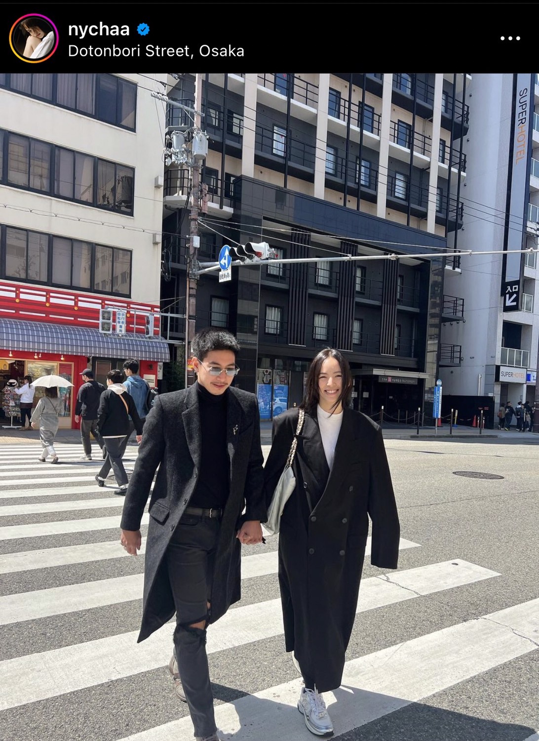 หวานไม่เกรงใจใคร “โตโน่ - ณิชา” จับมือข้ามถนนด้วยกัน แฟนๆลุ้นจะมีข่าวดีไหม?
