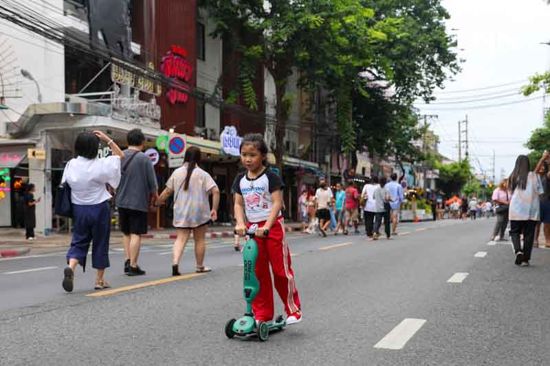 กทม. ชวนลดใช้รถ เพ้นท์สีถนนบรรทัดทองเพิ่มพื้นที่คนเดิน ในงาน Bangkok Car Free 2024 กทม. ชวนลดใช้รถ เพ้นท์สีถนนบรรทัดทองเพิ่มพื้นที่คนเดิน ในงาน Bangkok Car Free 2024