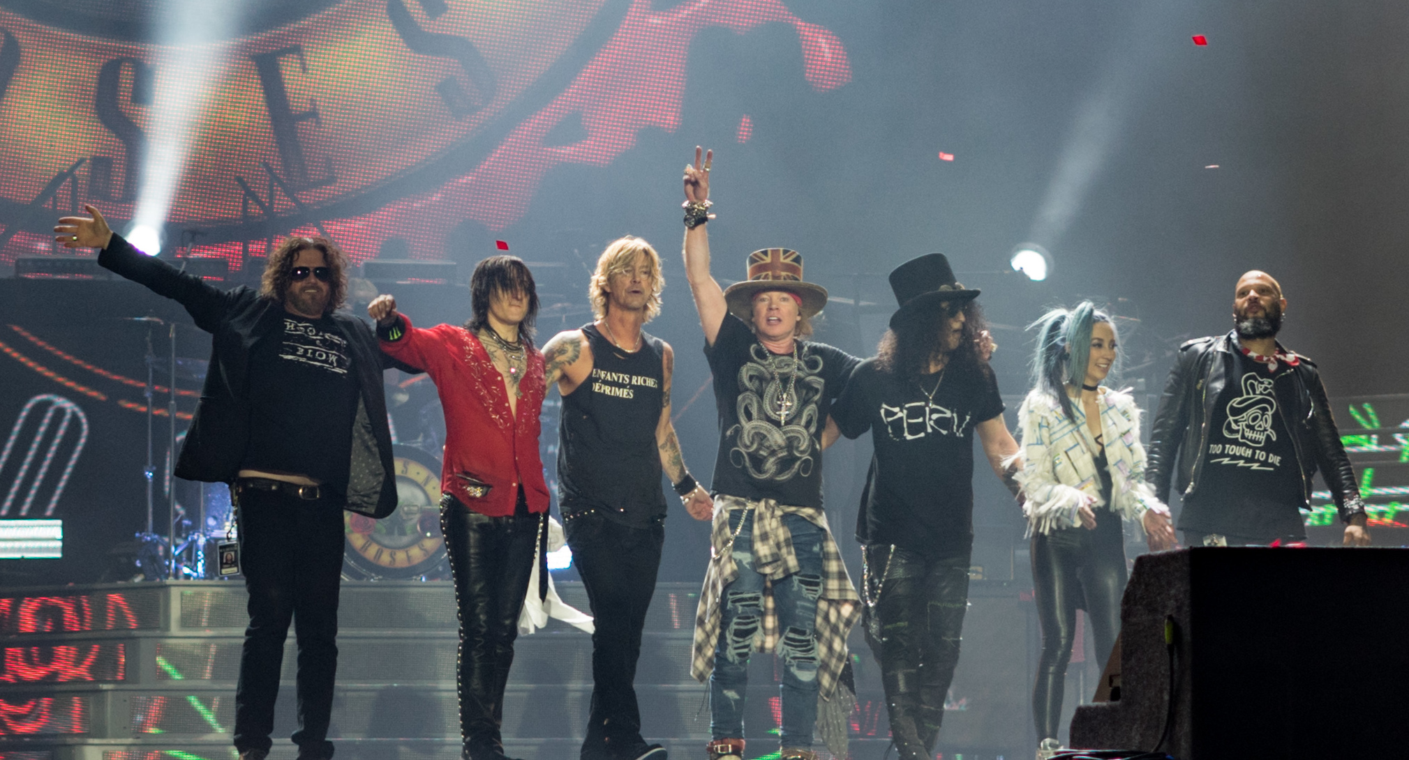 ไม่มีอีกแล้ว!! ประเพณีวง Guns N' Roses โยนไมโครโฟนให้ผู้ชมหลังจบโชว์ ไม่มีอีกแล้ว!! ประเพณีวง Guns N' Roses โยนไมโครโฟนให้ผู้ชมหลังจบโชว์