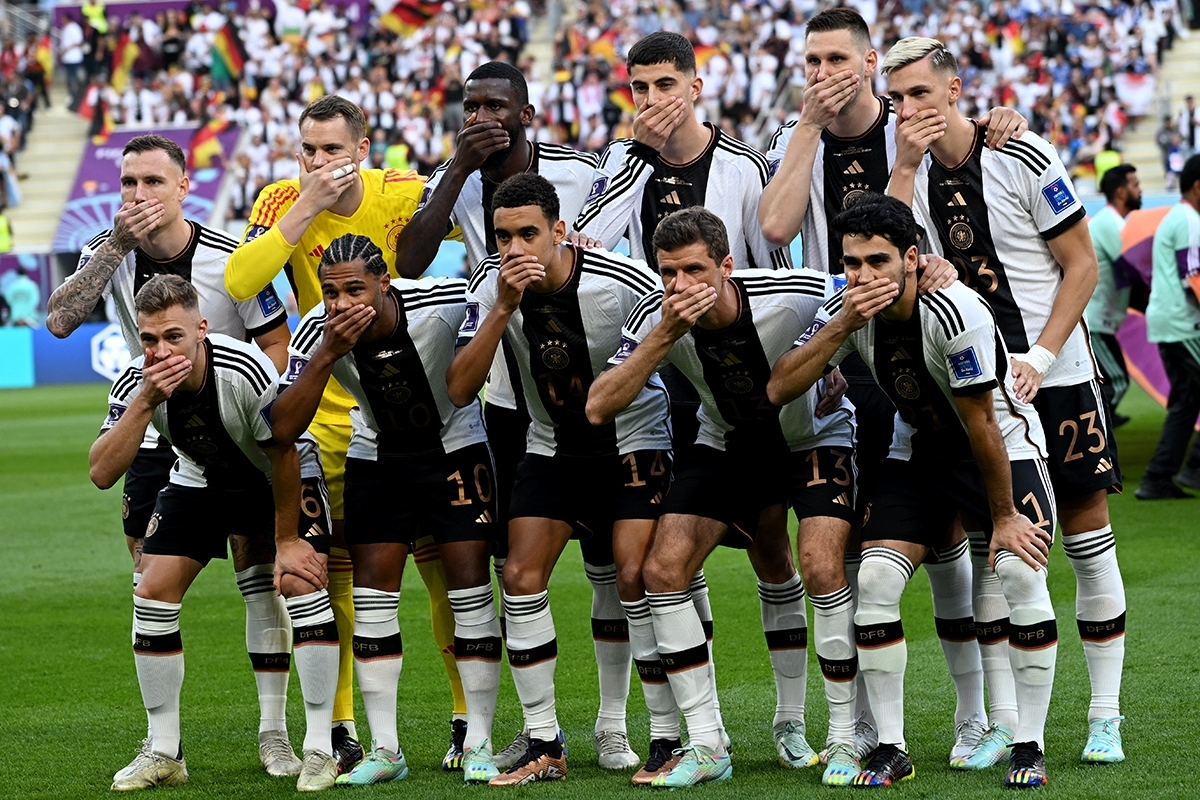 แฟนกาตาร์ชูรูป 'โอซิล' ตอบโต้การประท้วงของแข้งเยอรมนี แฟนกาตาร์ชูรูป 'โอซิล' ตอบโต้การประท้วงของแข้งเยอรมนี