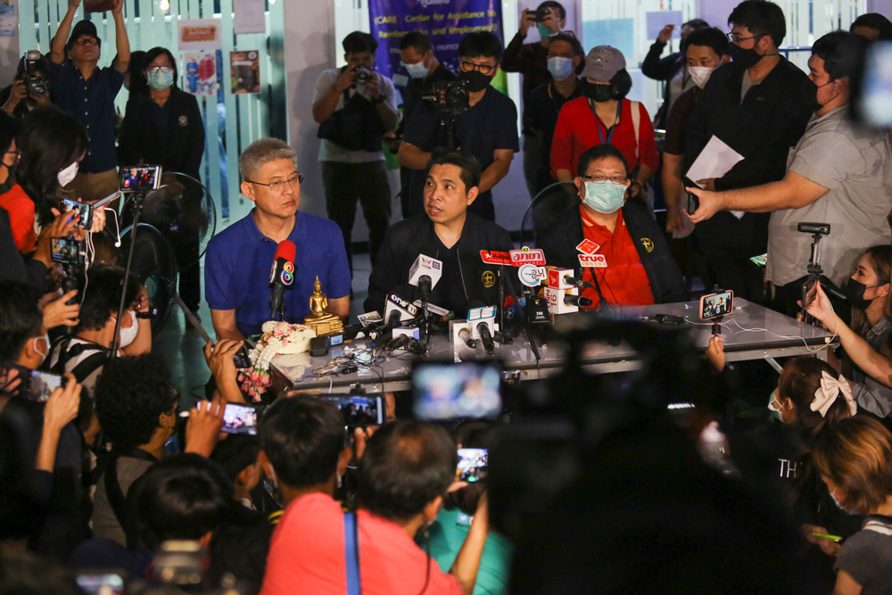 ประมวลภาพ สรยุทธ พ้นคุก คนดังร่วมให้กำลังใจเพียบ ประมวลภาพ สรยุทธ พ้นคุก คนดังร่วมให้กำลังใจเพียบ