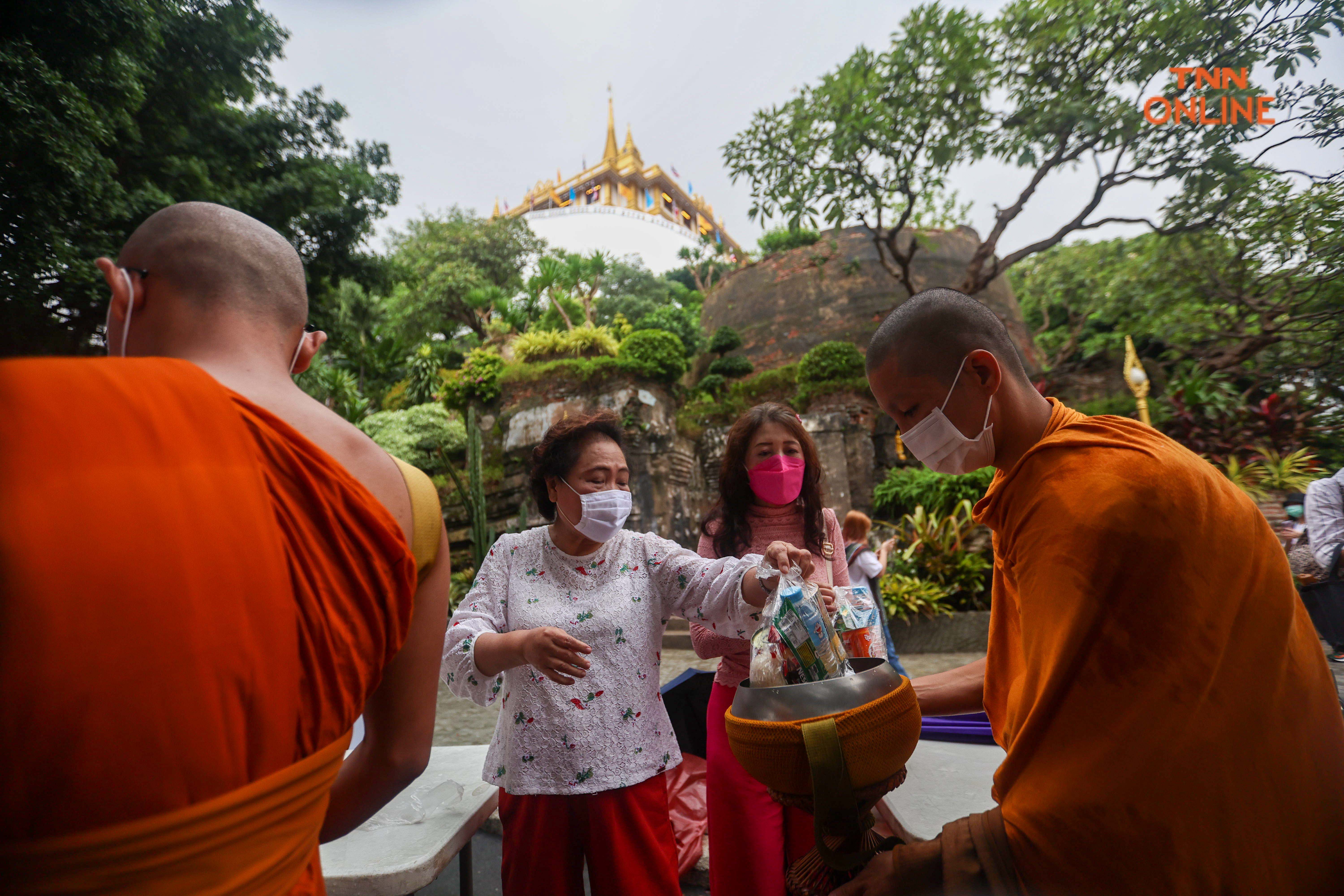 ตักบาตรเทโววัดสระเกศประชาชนเดินทางร่วมพิธีบุญคึกคัก
