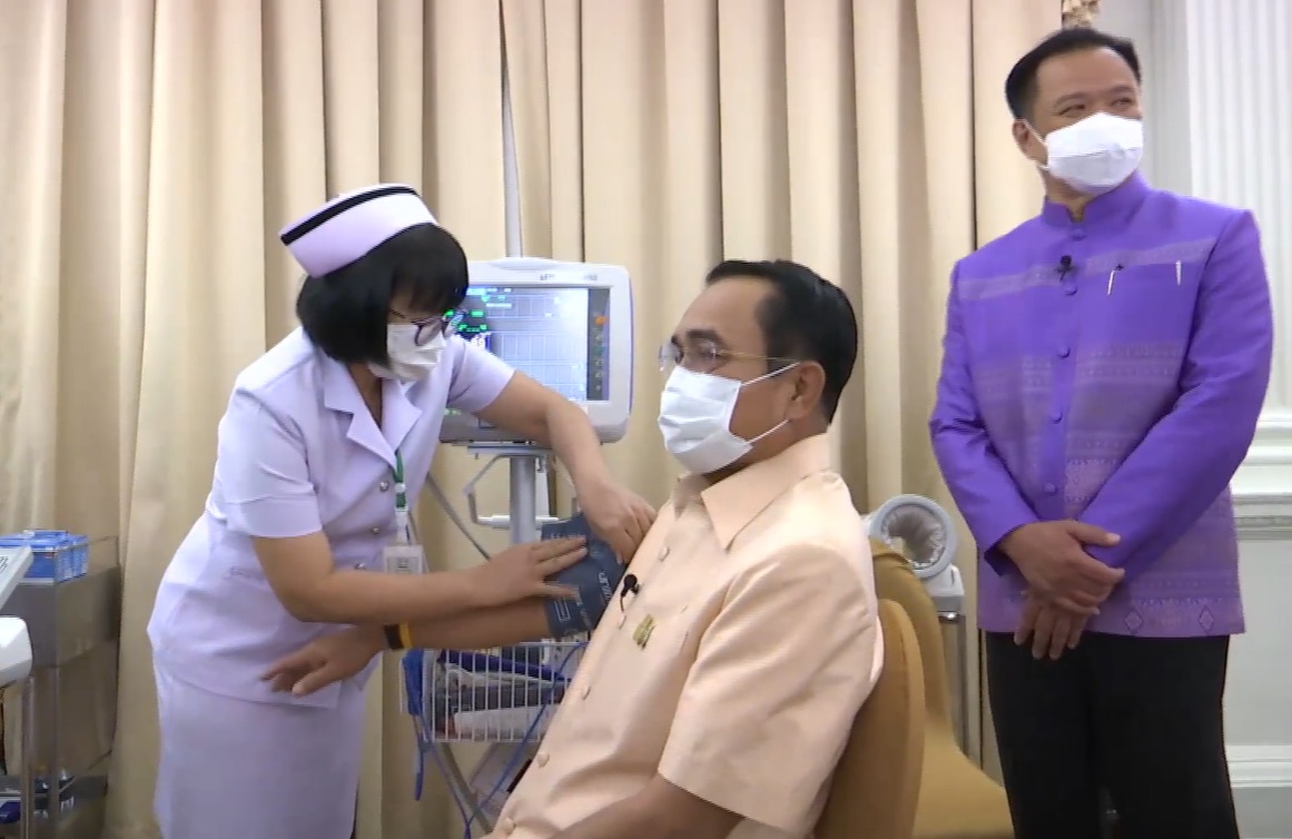 ประมวลภาพ นายกฯ โชว์ฉีดวัคซีนโควิดของแอสตราเซนเนกา ประมวลภาพ นายกฯ โชว์ฉีดวัคซีนโควิดของแอสตราเซนเนกา