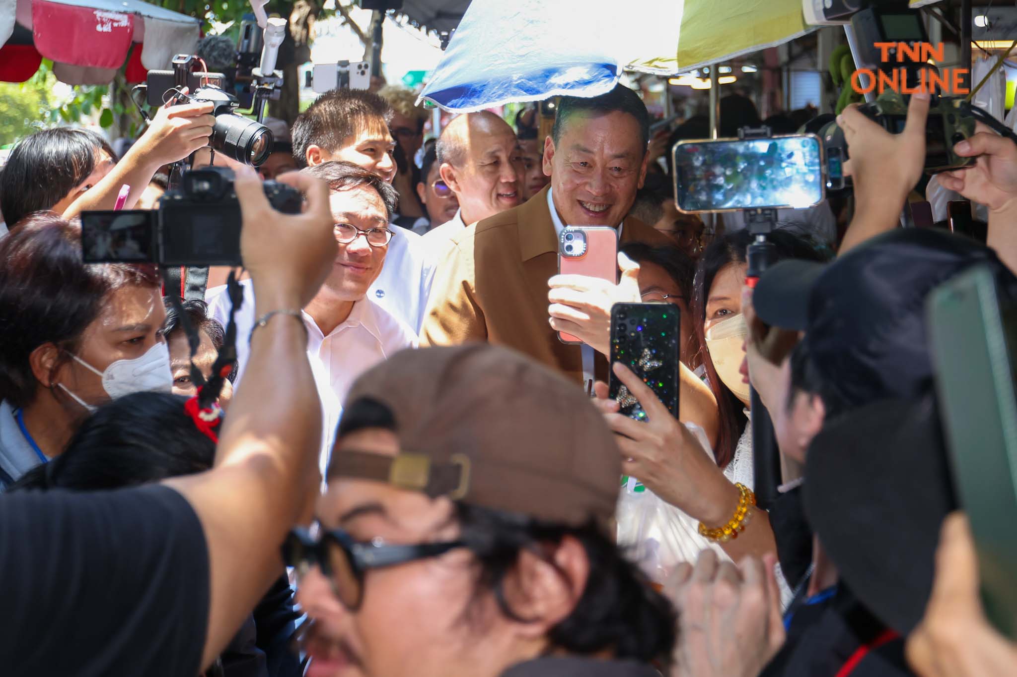 “เศรษฐา” ลงพื้นที่พบ ปชช. พบป่ะผู้ค้าเตรียมแก้ไขปัญหาค่าครองชีพ 