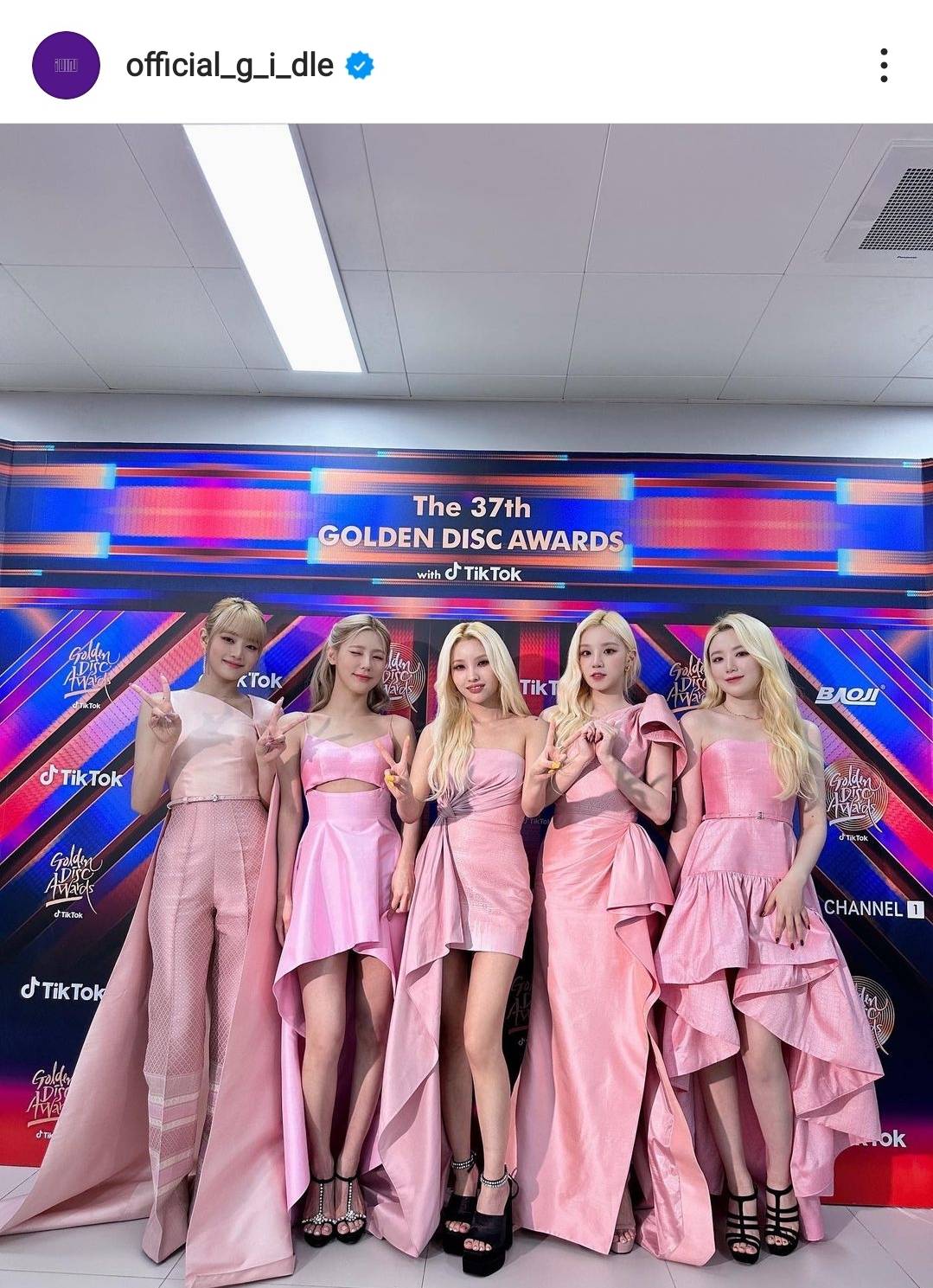 มินนี่ นำทีมวง (G)I-DLE สวมชุดผ้าไหมแบรนด์ไทย ASAVA เดินพรมแดง GDA มินนี่ นำทีมวง (G)I-DLE สวมชุดผ้าไหมแบรนด์ไทย ASAVA เดินพรมแดง GDA