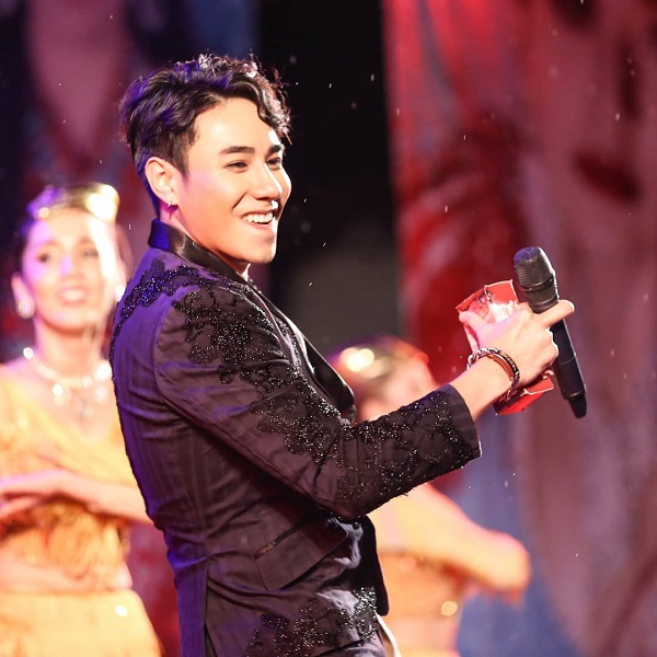 “มิตร มิตรชัย” พ้นเรือนจำแล้ว โพสต์รูปกราบเท้าพ่อ-แม่ เตรียมบวช (มีคลิป)