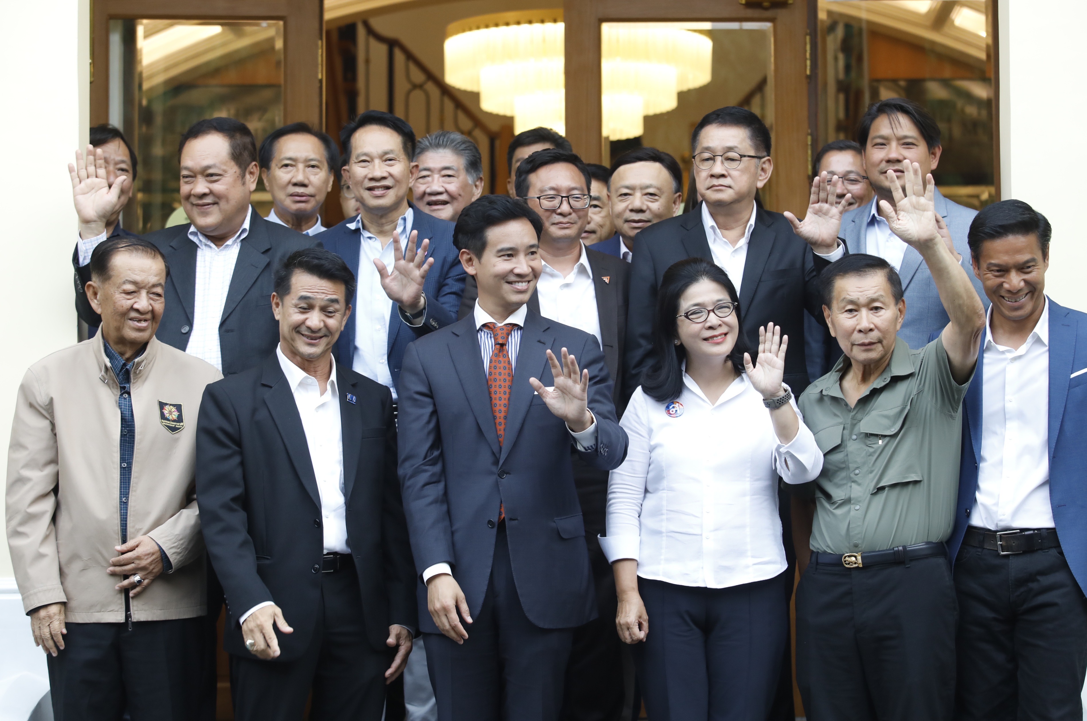 เลือกตั้ง 2566 พิธา พร้อม 5 พรรคการเมืองจับมือโชว์สื่อ คุยจัดตั้งรัฐบาลครั้งแรก