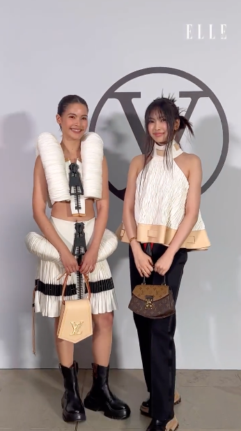 ช็อตรวมดาว!! 'ญาญ่า' กระทบไหล่ 'ฮเยอิน-โซฟี เทอร์เนอร์-โคลอี เกรซ มอเรตซ์’ ที่ปารีสแฟชั่นวีค