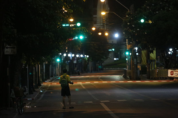เปิดภาพ ‘กทม.เคอร์ฟิววันแรก’ ใจกลางเมืองร้างแทบจะไร้ผู้คน เปิดภาพ ‘กทม.เคอร์ฟิววันแรก’ ใจกลางเมืองร้างแทบจะไร้ผู้คน