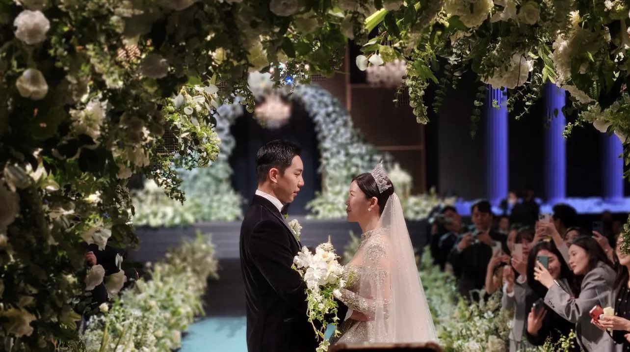 เผยภาพวิวาห์หวาน!! ‘อีซึงกิ - อีดาอิน’ แต่งงานวันนี้ คนบันเทิงเกาหลีร่วมยินดีคับคั่ง