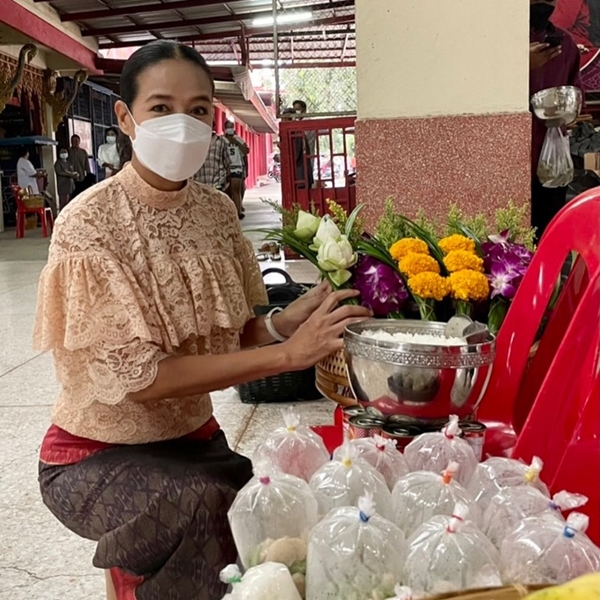คนบันเทิง ร่วมทำบุญตักบาตร ในวันอาสาฬหบูชา ในยุคโควิดระบาด