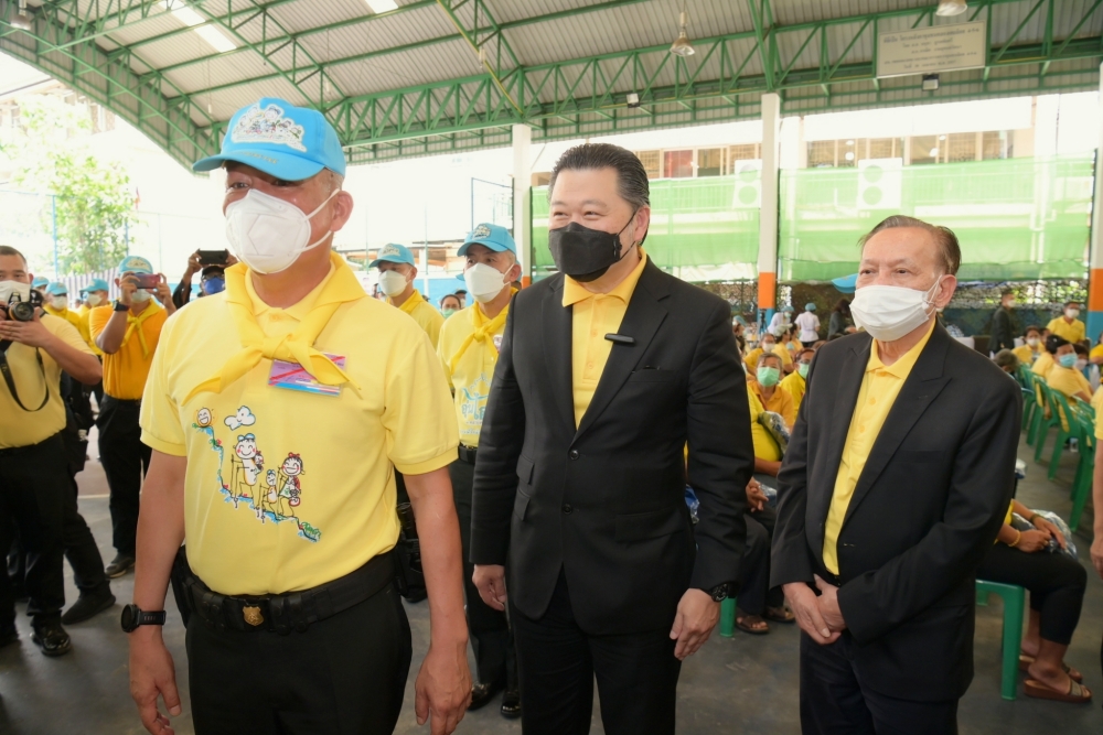 กองทัพบก-CP-CPF มอบบ้านให้ชาวคลองเตยล็อตสุดท้าย ถวายเป็นพระราชกุศล ในหลวง ร.10